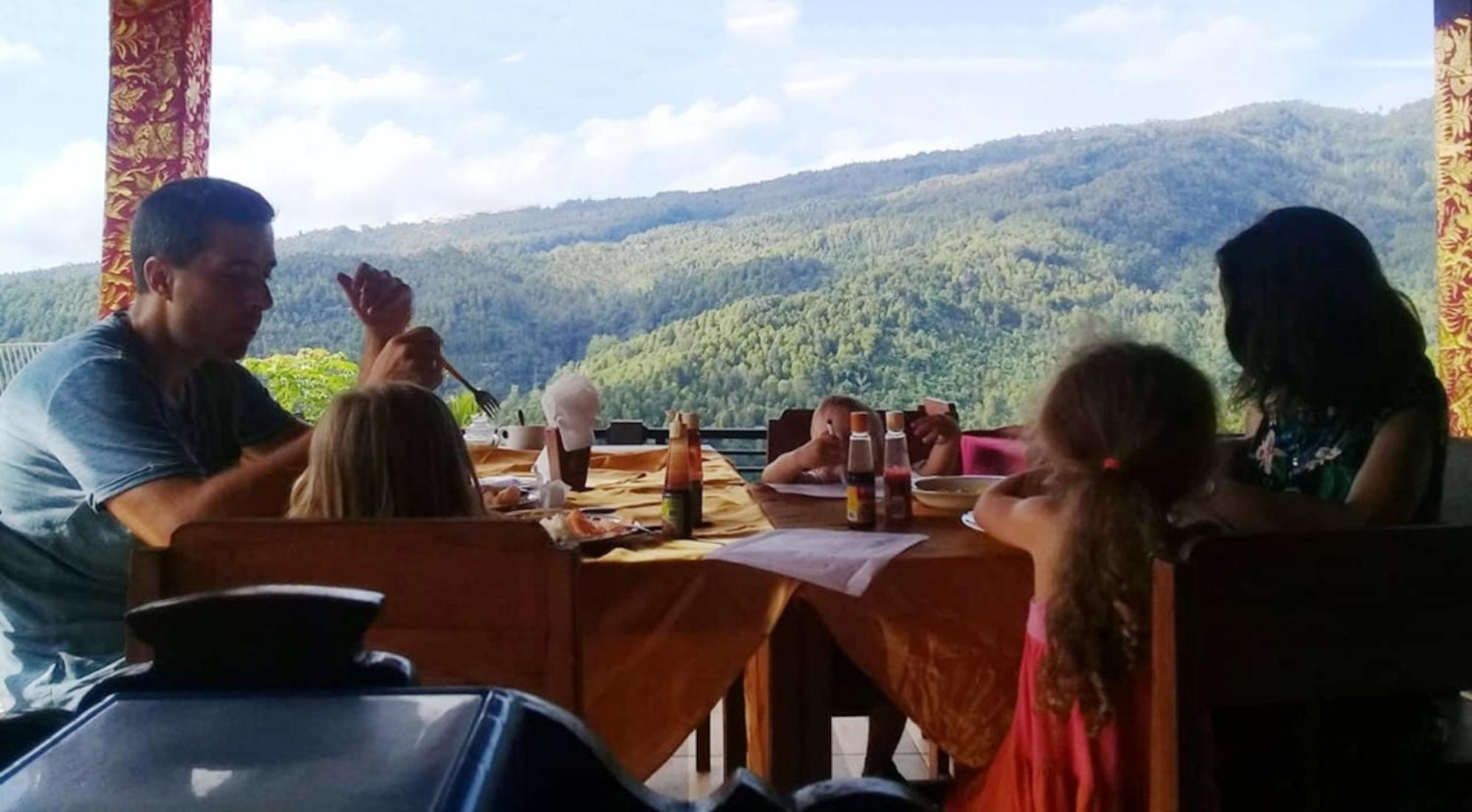 Aris Homestay And Warung Made Мундук Экстерьер фото
